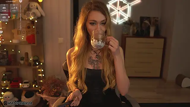 Snapshot of ManiFreyja chatting on 10/21/25, 06:19 ManiFreyja online show from 10/21/25, 06:19