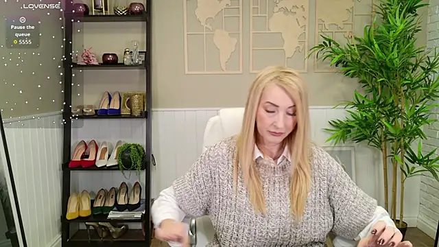 Snapshot of LadyLeea chatting on 11/25/25, 04:56 LadyLeea online show from 11/25/25, 04:56