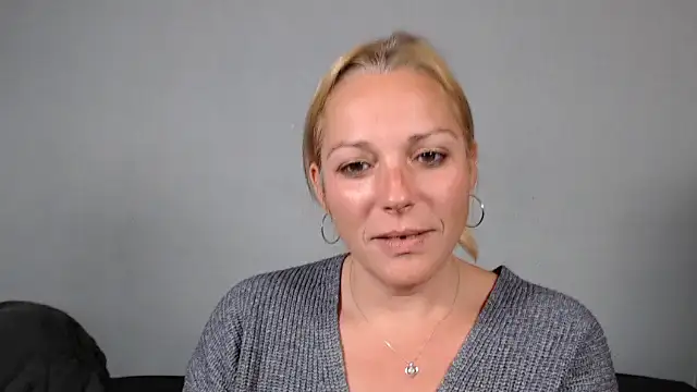 Doucelouve9 online show from 12/18/25, 05:19