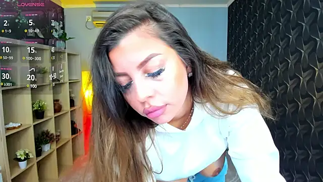 Snapshot of nicolee___19 chatting on 01/29/25, 08:18 nicolee 19 online show from 01/29/25, 08:18