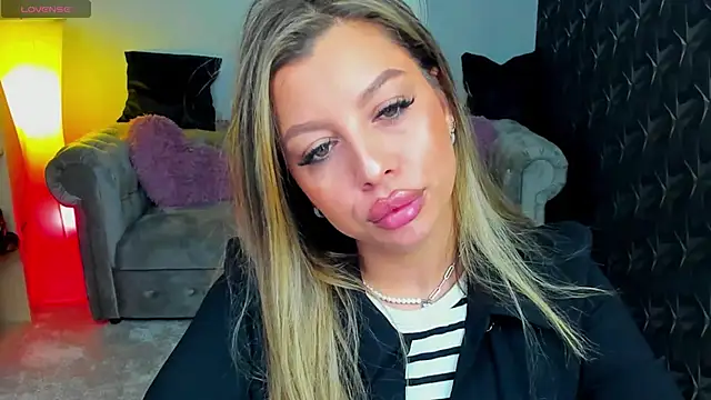 Snapshot of nicolee___19 chatting on 03/11/25, 07:25 nicolee 19 online show from 03/11/25, 07:25