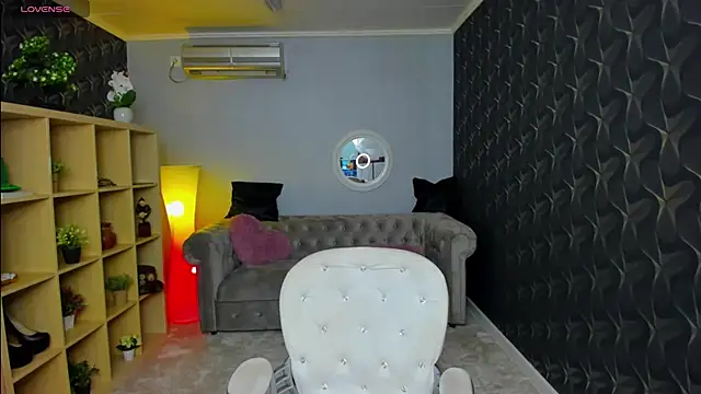 Snapshot of nicolee___19 chatting on 03/17/25, 08:40 nicolee 19 online show from 03/17/25, 08:40