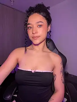 Crystal Dluna online show from 11/03/25, 03:57