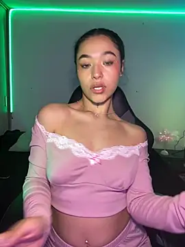 Crystal Dluna online show from 12/05/25, 04:03