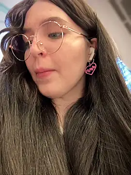 Snapshot of meow_girl chatting on 02/21/25, 02:06 meow girl online show from 02/21/25, 02:06