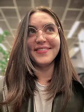 Snapshot of meow_girl chatting on 10/08/25, 04:15 meow girl online show from 10/08/25, 04:15