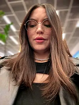 Snapshot of meow_girl chatting on 12/17/25, 09:04 meow girl online show from 12/17/25, 09:04