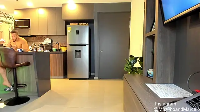 Snapshot of Maximo_Marcelo chatting on 03/14/25, 02:10 Maximo Marcelo online show from 03/14/25, 02:10