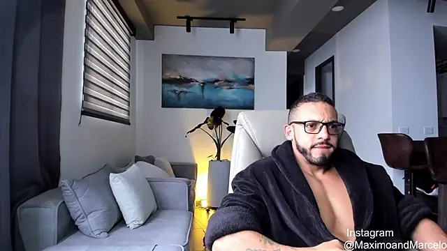 Snapshot of Maximo_Marcelo chatting on 03/18/25, 01:09 Maximo Marcelo online show from 03/18/25, 01:09