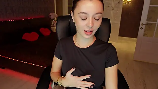 Snapshot of DinaCandy chatting on 11/04/25, 08:24 DinaCandy online show from 11/04/25, 08:24