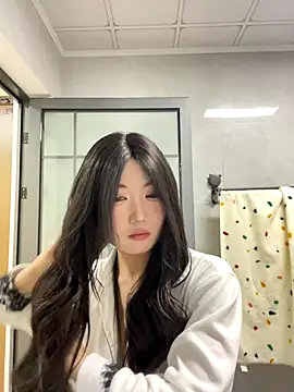 Snapshot of xyebobs chatting on 12/19/25, 12:56 xyebobs online show from 12/19/25, 12:56