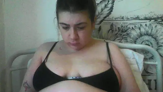 Snapshot of CamilaCherryX chatting on 10/06/25, 03:31 CamilaCherryX online show from 10/06/25, 03:31