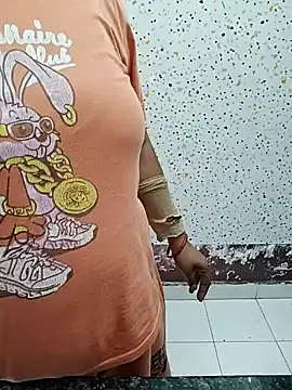 Snapshot of milf-kaira chatting on 01/15/25, 04:04 milf-kaira online show from 01/15/25, 04:04