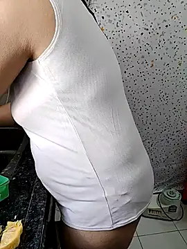 Snapshot of milf-kaira chatting on 01/21/25, 04:10 milf-kaira online show from 01/21/25, 04:10