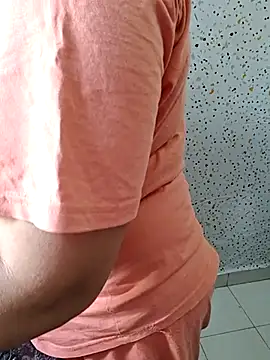 Snapshot of milf-kaira chatting on 03/18/25, 11:41 milf-kaira online show from 03/18/25, 11:41