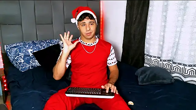 Snapshot of beautiful_james chatting on 01/01/25, 11:07 beautiful james online show from 01/01/25, 11:07