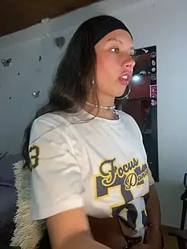 Snapshot of Andi9_ chatting on 12/28/24, 02:43 Andi9 online show from 12/28/24, 02:43