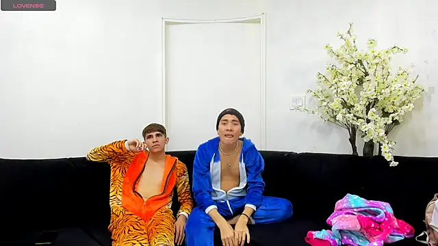 Snapshot of StrawwBoys chatting on 09/11/25, 10:15 StrawwBoys online show from 09/11/25, 10:15