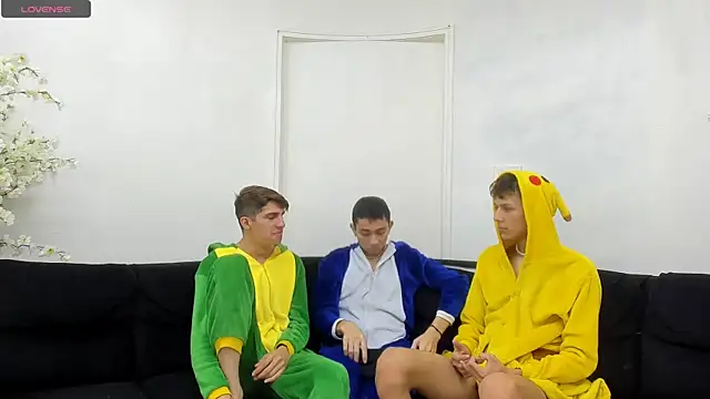 Snapshot of StrawwBoys chatting on 09/20/25, 11:22 StrawwBoys online show from 09/20/25, 11:22