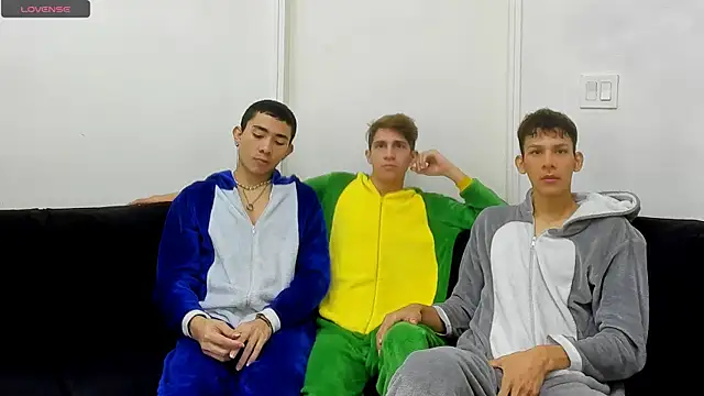 Snapshot of StrawwBoys chatting on 09/26/25, 10:41 StrawwBoys online show from 09/26/25, 10:41