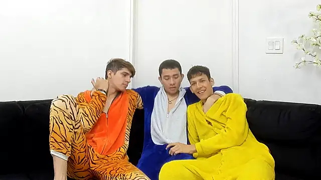 Snapshot of StrawwBoys chatting on 10/02/25, 10:22 StrawwBoys online show from 10/02/25, 10:22