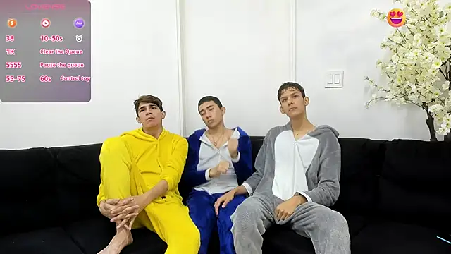 Snapshot of StrawwBoys chatting on 10/07/25, 10:45 StrawwBoys online show from 10/07/25, 10:45