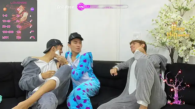 Snapshot of StrawwBoys chatting on 10/16/25, 10:27 StrawwBoys online show from 10/16/25, 10:27