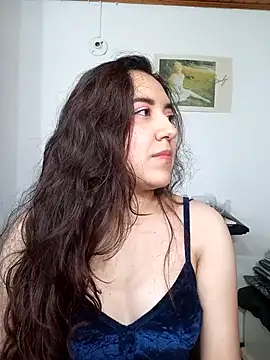 Emi chik online show from 10/15/25, 10:48