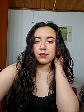 Snapshot of Emi_chik chatting on 05/01/26, 04:39 Emi chik online show from 05/01/26, 04:39