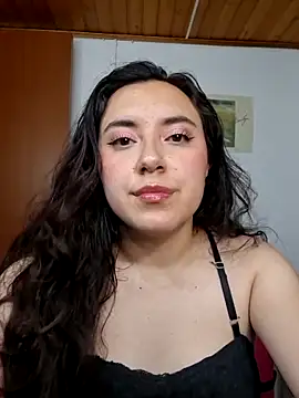 Snapshot of Emi_chik chatting on 05/29/26, 06:00 Emi chik online show from 05/29/26, 06:00