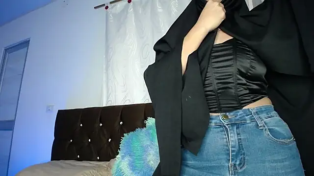 Sweet hot mia online show from 02/25/26, 01:43