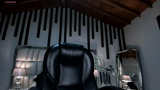 KatieNolan 1 online show from 11/04/25, 02:32