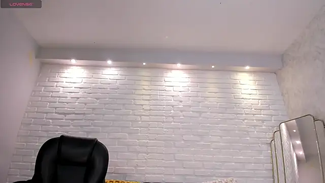 KatieNolan 1 online show from 11/30/25, 06:12