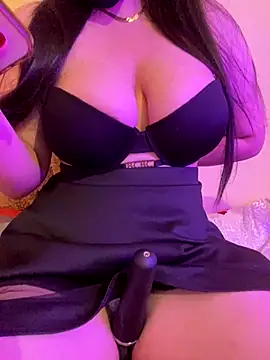 Snapshot of Cameelia chatting on 11/05/25, 05:24 Cameelia online show from 11/05/25, 05:24