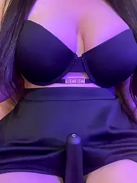 Snapshot of Cameelia chatting on 11/18/25, 02:43 Cameelia online show from 11/18/25, 02:43