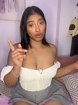 Snapshot of Isabella_fasilier chatting on 02/05/25, 12:10 Isabella fasilier online show from 02/05/25, 12:10