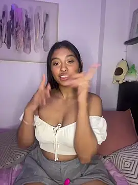 Snapshot of Isabella_fasilier chatting on 02/05/25, 03:13 Isabella fasilier online show from 02/05/25, 03:13