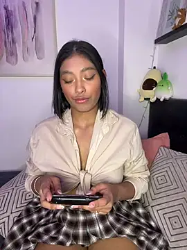 Snapshot of Isabella_fasilier chatting on 02/14/25, 12:41 Isabella fasilier online show from 02/14/25, 12:41