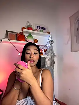 Snapshot of Isabella_fasilier chatting on 10/20/25, 12:22 Isabella fasilier online show from 10/20/25, 12:22