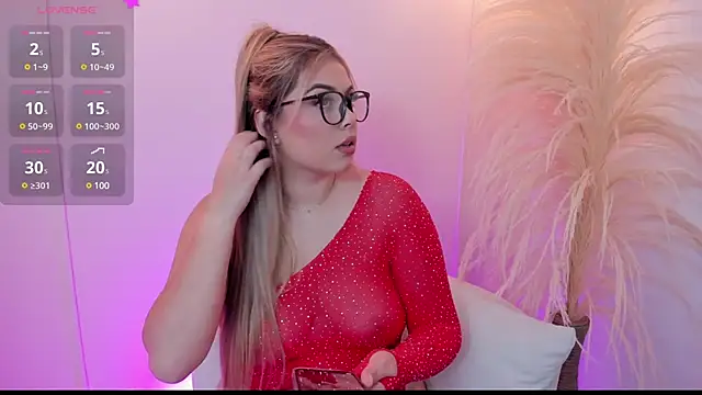 Snapshot of thaliafox_ chatting on 02/26/25, 04:45 thaliafox  online show from 02/26/25, 04:45