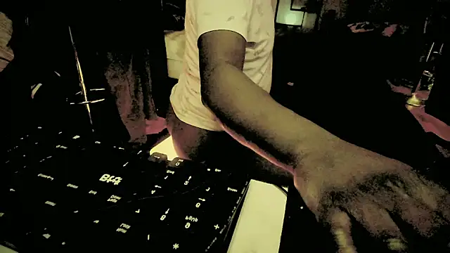 Snapshot of Pressure69mee chatting on 02/12/25, 04:00 Pressure69mee online show from 02/12/25, 04:00