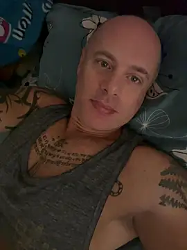 Snapshot of luv2masterb8247 chatting on 12/18/24, 12:43 luv2masterb8247 online show from 12/18/24, 12:43