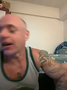 Snapshot of luv2masterb8247 chatting on 12/23/24, 04:33 luv2masterb8247 online show from 12/23/24, 04:33