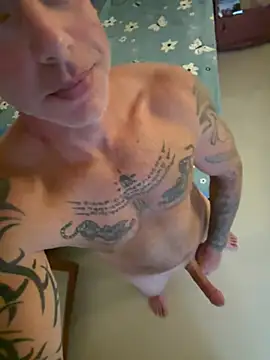 Snapshot of luv2masterb8247 chatting on 12/23/24, 07:38 luv2masterb8247 online show from 12/23/24, 07:38