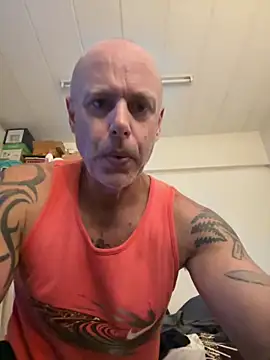 Snapshot of luv2masterb8247 chatting on 12/24/24, 04:11 luv2masterb8247 online show from 12/24/24, 04:11