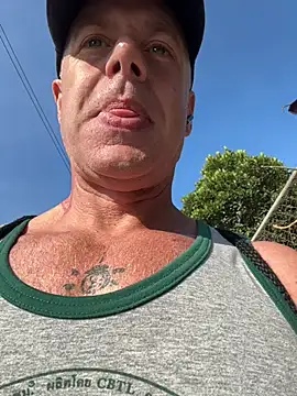 Snapshot of luv2masterb8247 chatting on 01/04/25, 01:42 luv2masterb8247 online show from 01/04/25, 01:42