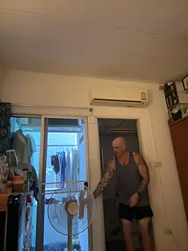 Snapshot of luv2masterb8247 chatting on 02/27/25, 04:31 luv2masterb8247 online show from 02/27/25, 04:31