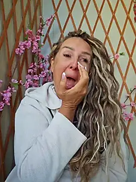 Snapshot of MariaRichi_ chatting on 10/06/25, 06:44 MariaRichi  online show from 10/06/25, 06:44