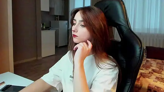 Snapshot of SilverDream chatting on 02/11/25, 04:44 SilverDream online show from 02/11/25, 04:44