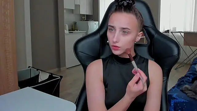 Snapshot of SilverDream chatting on 10/19/25, 11:33 SilverDream online show from 10/19/25, 11:33